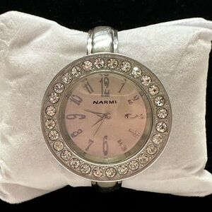 Vintage Women’s Fashion Watch - MINT CONDITION!!
